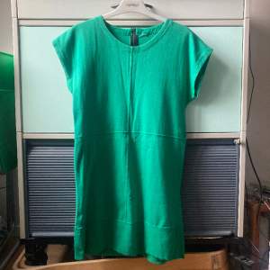 🍒DREAMY DRESS🍒 Kort grön klänning från ZARA med dragkedja bak som snygg detalj. Fint skick utan några fel.🍒