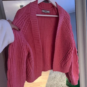 Rosa cardigan - Såååå fin rosa cardigan! 🎀 Säljer då jag inte använder så mycket färgglatt.. 