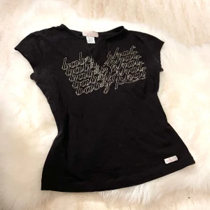 Babyphat topp  - Söt topp med liten uringning och guld text (den ser vit ut på bilden men är guld!!), från märket babyphat, stolek S🪽
