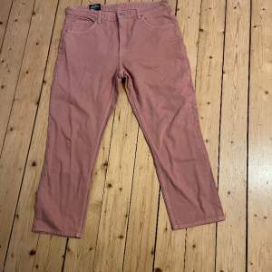 Unika rosa jeans från Weekday! Aldrig använda. Storlek 32 modell Seattle.
