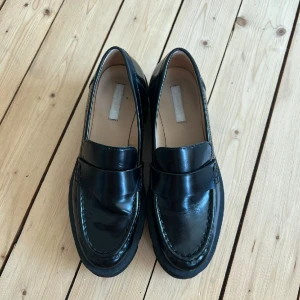 Loafers - Fina loafers från HM i bra skick, de är endast använda ett fåtal gånger. Normala i storlek. 