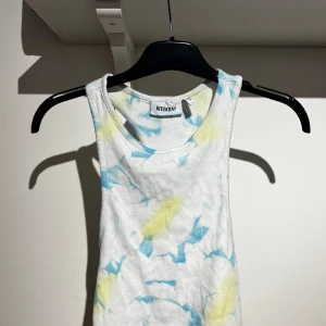 Topp - Somrig kroppad topp i fina färger. Bra skick. 