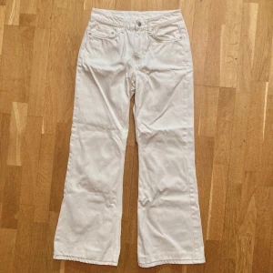 Vita bootcut lågmidjade jeans från Weekday i stl 27 - Jeansen är enbart använda fåtal gånger men är uppsydda ned till. Detta märks ej men går att ta upp ifall man skulle vilja. Har även liknade jeans från Weekday i andra tvättar uppe. Klicka gärna på köp nu och meddela för eventuella frågor. :)