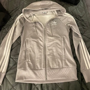 Grå adidas jacka  - Adidas träningsjacka