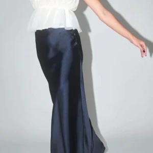 satin kjol - säljer denna super fina satin kjol❤️ aldrig använd med prislappen kvar. nypris 400kr❤️