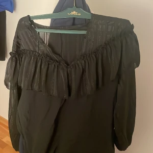 Svart blus - Super fin blus vet dock inte vart den är ifrån, skriv för fler bilder💓💓