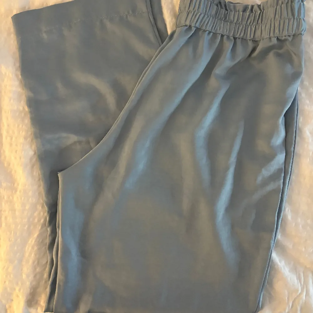 Ljusblå silkesaktiga pyjamasbyxor med raka ben från Kappahl i strl M. Använda 1-2 ggr!. Jeans & Byxor.