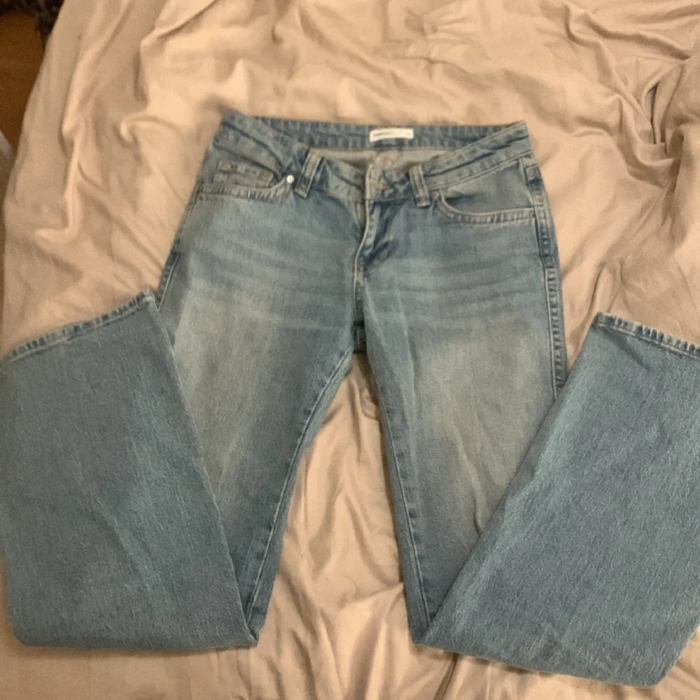säljer mina Gina jeans, använt cirka 3-4 gånger och säljer för att de är för stora i midjan och låren❤️. Jeans & Byxor.