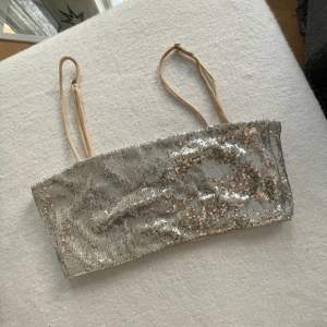 En glittrig topp från Gina tricot. Storlek M. Passar även small. 50 kronor + frakt 📦 
