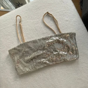 Glitter topp  - En glittrig topp från Gina tricot. Storlek M. Passar även small. 50 kronor + frakt 📦 