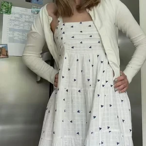 Lång blommig klänning - Så söt lång klänning med sån fin passform! Men har så många klänningar så den kommer inte till användning, finns inte att köpa längre!