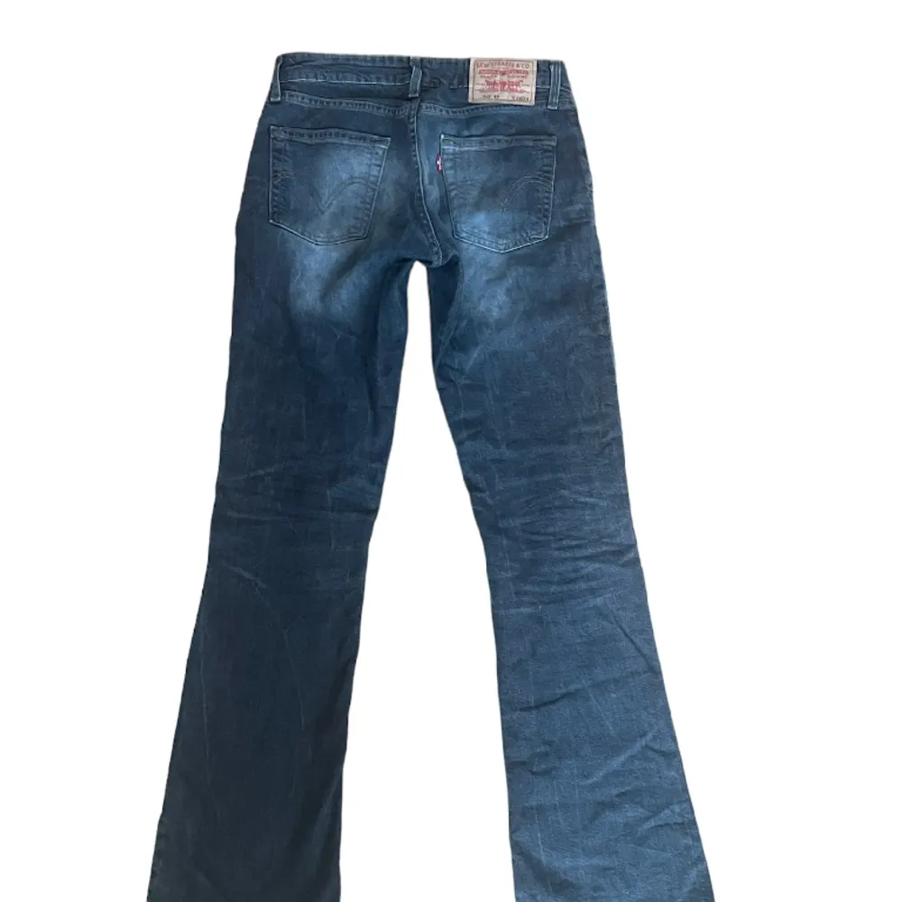 svarta vintage levis jeans. de är bootcut och lågmidjade. skriv för frågor . Jeans & Byxor.