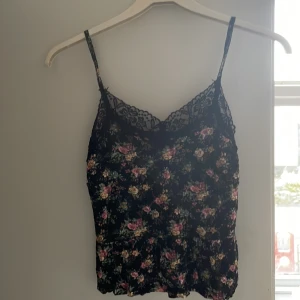 Blommigt Linne med spets  - Bikbok storlek M. Använder inte längre. Den är lite croppad 