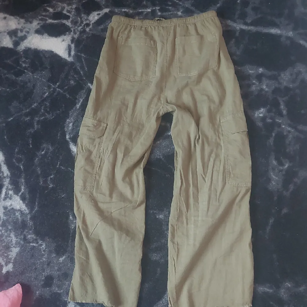 Ett par gröna cargo byxor med ett linne liknande tyg, de har fickor både bak och fram! (Jag postar inte utan vi får mötas upp!) . Jeans & Byxor.