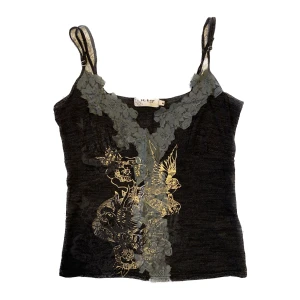 Sött linne - Sött linne med grå spets och tryck i grått och guld. Inte sätt några defekter. Strlk M