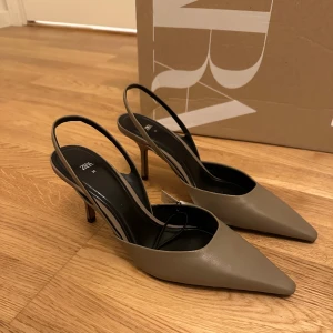 Klackar - Helt osnvänfda klackar från zara i storlek 39 med nypris 699kr.🥰 de passar 38 eftersom att jag är 38 o tar alltid en storlek större på klack💕