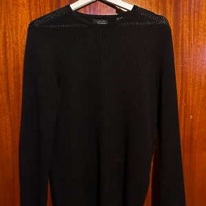 Zara man tröja - Stickad tröja från zara man, säljer då den var för liten för mig. Skriv vid behov av fler bilder.