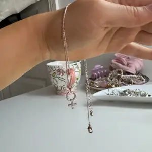 Säljer dessa helt oanvända halsbanden köpta från uropenn💕 skit snygga, men inte riktigt min stil. Säljer 1 för 35kr eller båda för 50kr🌸 Passa på!! Hojta till för frågor.