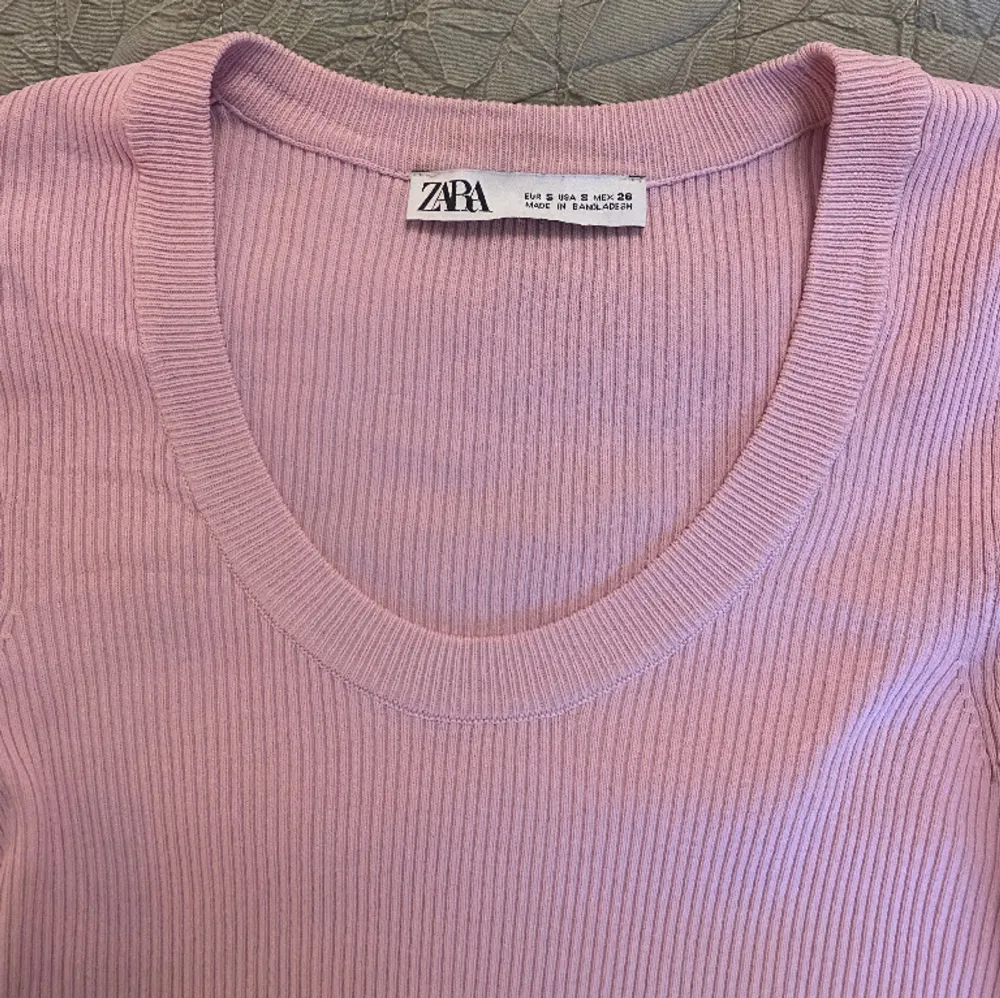 Fin rosa tröja från Zara i Stl S. Säljer den för den inte passar mig. Säljer för 100kr. Tröjor & Koftor.