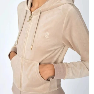 Beige juicy kofta - Jätte fin juicy kofta använd ca 3 gånger tyvärr har den fått ett litet märke från en locktång därav priset ❤️ köpt för 1200