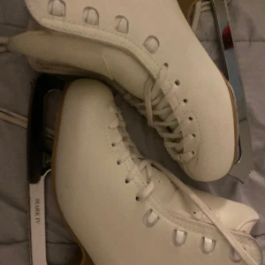 EDEA konståknings skridskor  - Hej jag säljer dessa EDEA konståknings skridskor. De är storlek 37,5/38. Priset kan diskuteras. Skriv till mig privat för flera frågor.💗