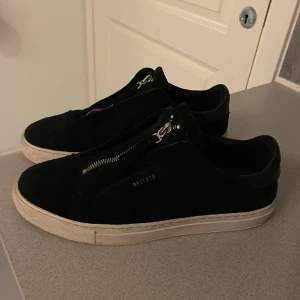 Arigato clean 90 zip - Säljer ett par Arigatos! | Nypris 2450kr | Mitt pris 1000kr| Kan sänka priset vid snabbaffär! | Skick 8,5/10 | Strl 42 |Gjorde en snabblösning vid dragkedjan för den hakar fast, märks inte alls | Og lådan ingår | Hör av er vid fler funderingar!! 🙌🙌