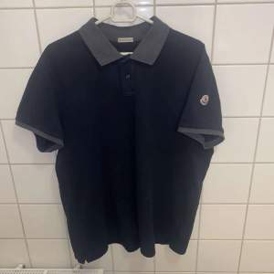 Tjena! Säljer en riktigt fräsch Moncler piké. Size xxl passar L Condition 9/10 