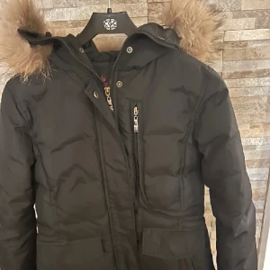 Vinter Jacka dam - Chelsea jacka, äkta päls. Storlek 36/S. Mycket bra skick använt 3 gånger. Lite för lite på mig.