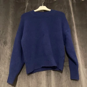 Zara stickat tröja - En Mörk blå stickat tröja från Zara i storleken M