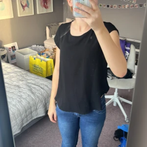 Svart t-shirt - Svart t-shirt/topp från Only i storlek 38 (S/M). Skriv om ni har frågor❤️