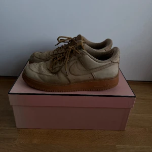Nike Airforce 1 - Mocka AirForce som jag haft väldigt länge men använt väldigt lite, inga större problem eller märken. Storlek 43. 