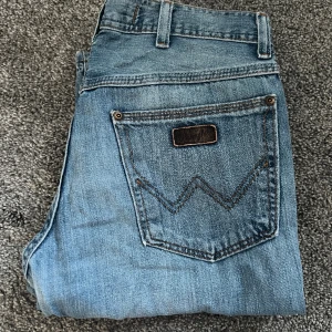 Wrangler jeans  - Lågmidjade wrangler jeans Innebenslängden 76 /Ytterbenslängd 102 /Midje mått 40 