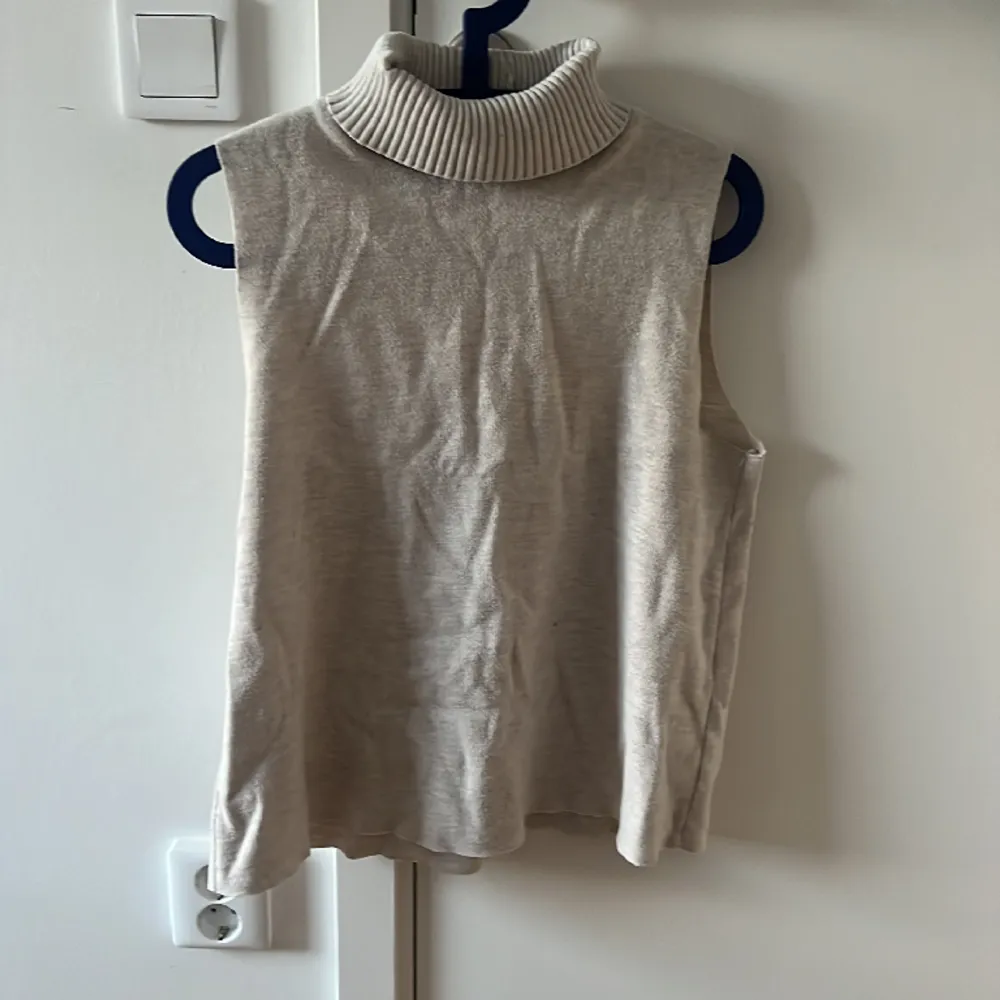 Säljer denna tröjan från zara. I storlek M. Den är lite beige/grå Tryck gärna köp nu🙏🏻❤️. Toppar.