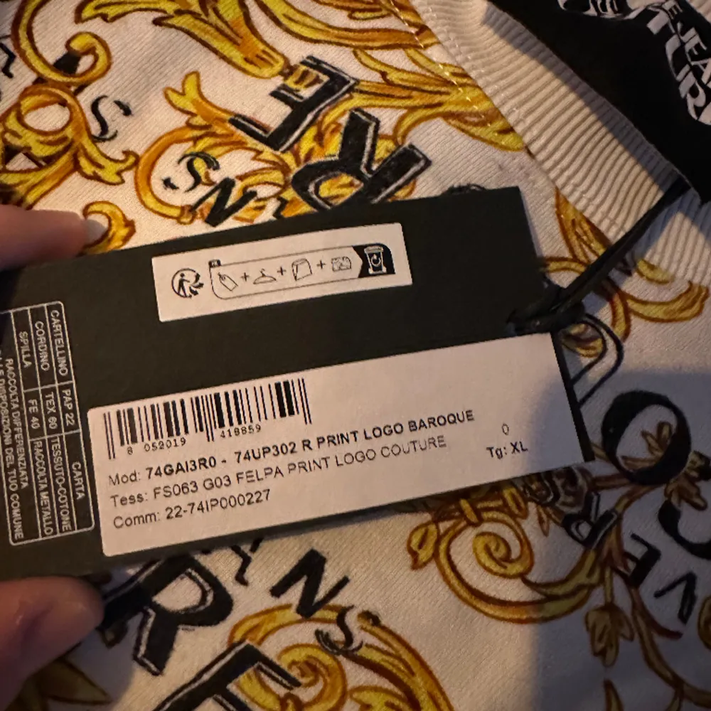 Versace tröja storlek xl Ny pris 3199:- Mitt pris 2000:- . Hoodies.