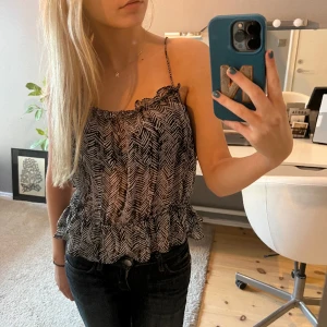 Fint linne 👽 - Oanvänt mönstrat linne från Zara i strl S. Justerbart snöre vid midjan. Köparen står för frakt 🖤🤍