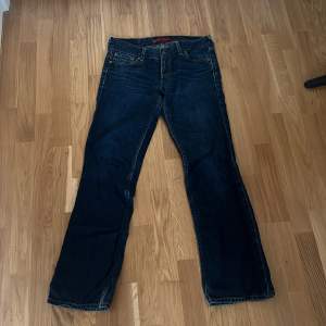 Säljer dessa Levis jeansen som tyvärr är för små för mig. Storlek 30/36. Tryck gärna köp nu❤️