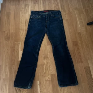 Levis Jeans - Säljer dessa Levis jeansen som tyvärr är för små för mig. Storlek 30/36. Tryck gärna köp nu❤️