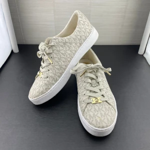 Michael Kors skor - Säljer mina Michael Kors skor då jag enbart använt dem ca 4 gånger, dem köptes 13e Oktober(kvitto finns). 