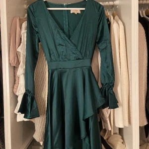 Grön klänning - Jättesnygg grön klänning. Använd fåtal gånger. Passar perfekt till sommaren som exempelvis midsommar 