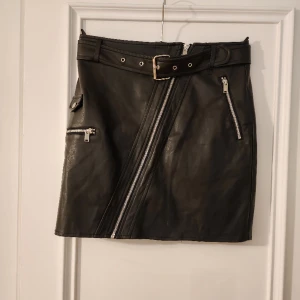 Cool kjol - Köpt på vinted men passade mig inte riktigt så säljer vidare. Finns nån fläck, vet ej om den går bort och nån lös tråd se bild
