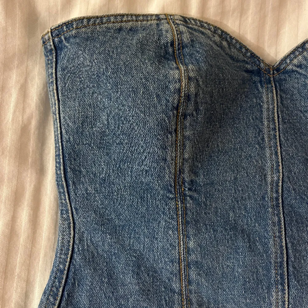 Blå jeans topp från Zara i storlek Medium.. Toppar.