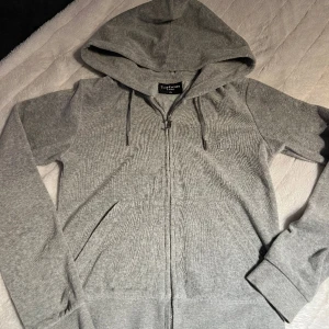 Juicy couture - Grå, Juicy couture zip hoodie.  Använd men i mycket gott skick. 