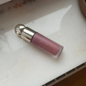 Rare beauty blush i encourage - Endast testad. Färgen passade inte mig. Nypris: 389 :-