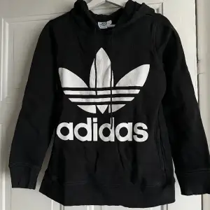 Tjocktröja från Adidas. Använd en del. Upplevs större i storleken. 