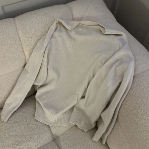 Ny tunnstickad tröja - Jätte fin tröja, i storlek S! Helt ny, jätte fint material. Säljes billigt pga flytt 