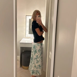 Mönstrad kjol - Super söt kjol med grönt mönster på. Sparsamt använd och jätte fin till våren/sommarn 💚