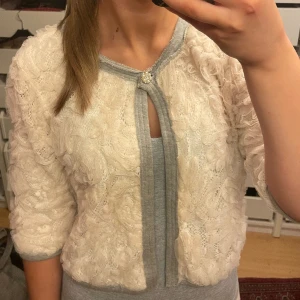 Trekvartsärmad kofta  - Super söt trekvartsärmad kofta i storlek M men som även passar mindre!!💕💕