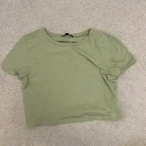 Jättefin grön croppad tröja. Den är i bra skick och endast använd ett fåtal gånger. Den är ganska liten i storleken och passar mindre än L.