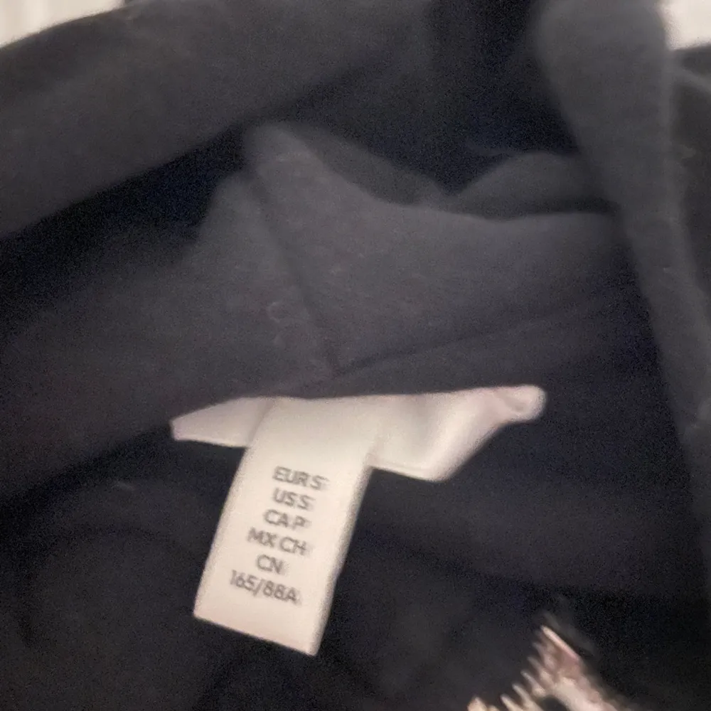 säljer denna svarta hoodien med dragkedja då den inte används. Den är använd fåtal gånger❤️. Hoodies.