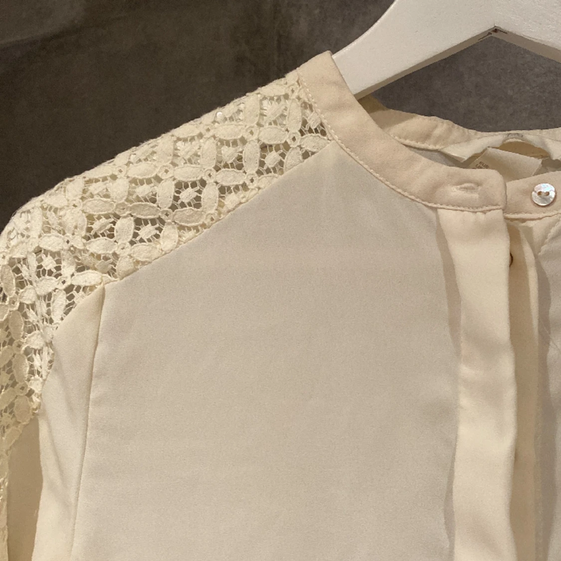 Beige blus med spets - 90